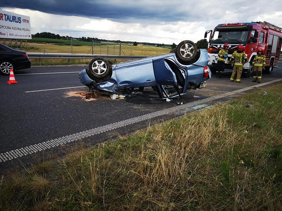 Dachowanie na A1 pod Strykowem. Ucierpiały trzy osoby, w tym dziecko  - Zdjęcie główne