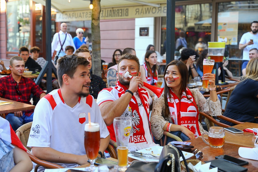 Piotrkowska Łódź. Kibice wspierali Biało-Czerwonych podczas meczu Polska - Słowacja na EURO 2020 (fot. Michał Pietrzak - TuLodz.pl)