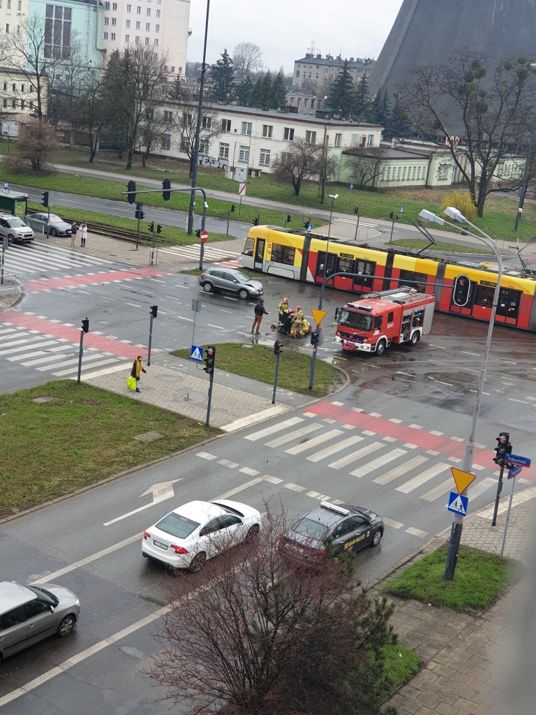 Wypadek w Łodzi na skrzyżowaniu Wróblewskiego z Politechniki (fot. dzięki uprzejmości czytelnika)