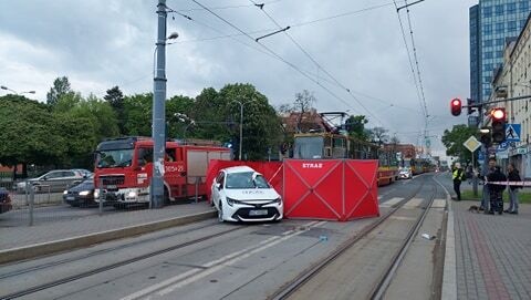 Wypadek Łódź. Śmiertelny wypadek przy pl. Niepodległości w Łodzi! Zderzenie taksówki z tramwajem (fot. Piotr Mika)