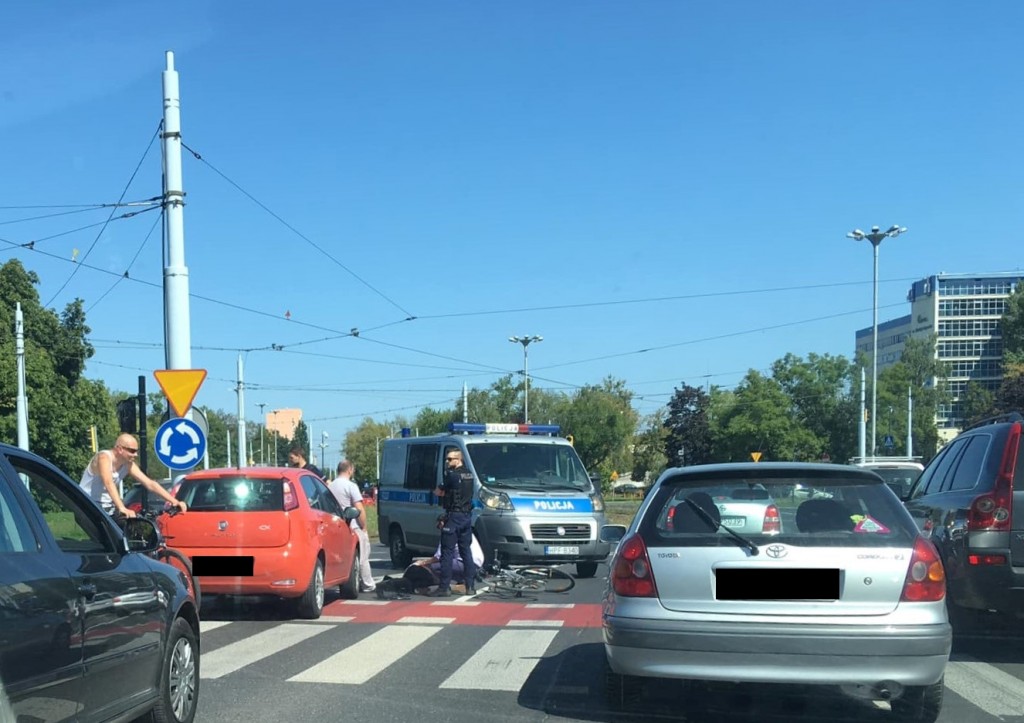 Ostrożnie na rondzie Lotników, potrącenie rowerzystki [AKTUALIZACJA] - Zdjęcie główne