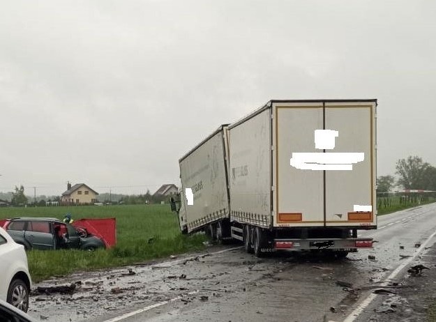 Wypadek Łódzkie. Śmiertelny wypadek pod Łodzią. Czołowe zderzenie osobówki z ciężarówką (fot. Policja Łódzka)