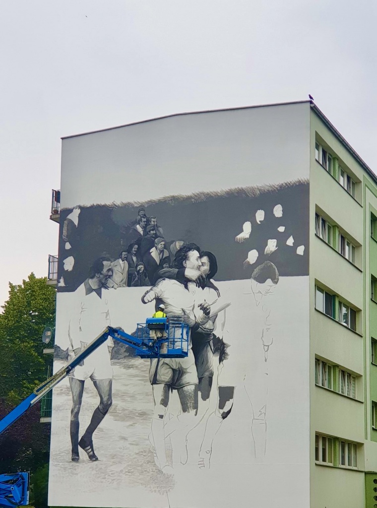 Widzew Łódź. Historyczny mural na ścianie wieżowca na Widzewie. Upamiętnia pierwsze widzewskie mistrzostwo Polski (fot. TuŁódź.pl)