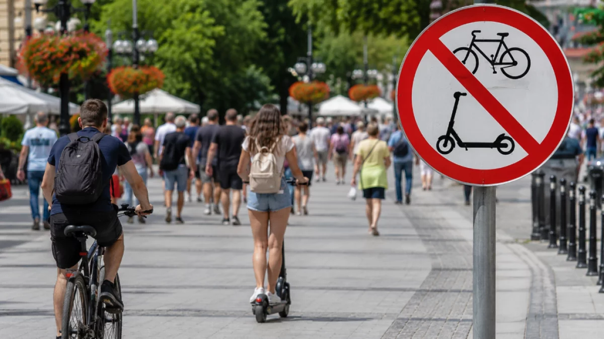 Wakacyjny zakaz dla hulajnóg już obowiązuje. Kara może sięgnąć choćby 5 tys. zł