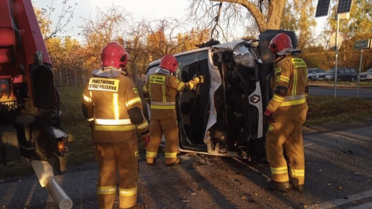 Niebezpieczny wypadek pod Skierniewicami. Bus zderzył się z dostawczakiem [ZDJĘCIA] - Zdjęcie główne