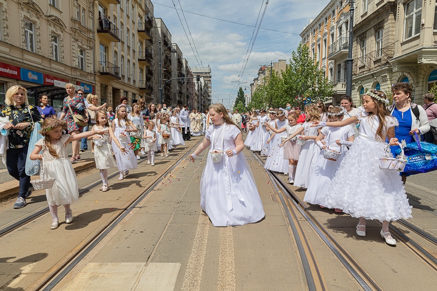 Boże Ciało w Łodzi. Procesja pod przewodnictwem abp. łódzkiego, Grzegorza Rysia przeszła ulicami miasta (fot. Michał Pietrzak - redakcja TuŁódź) |wiadomości łódzkie | Łódź | TuŁódź