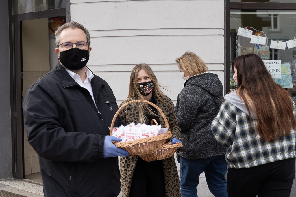 Urząd Marszałkowski zachęca mieszkańców do wystawienia flagi 2 maja (fot. Urząd Marszałkowski w Łodzi) |wiadomości łódzkie | Łódź | TuŁódź