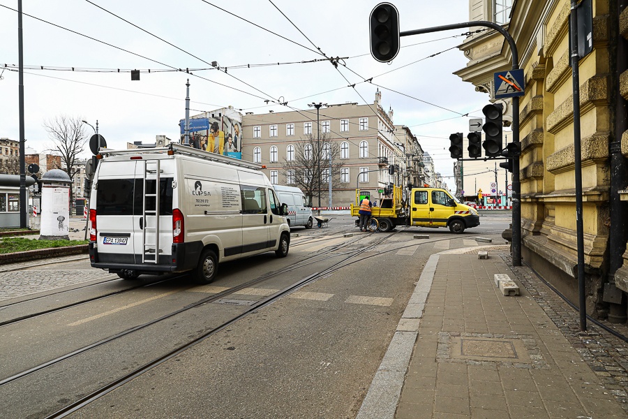 Łódzkie metro. Budowa stacji Łódź - Śródmieście. Zamknięte ulica Zielona i ulica Wólczańska w Łodzi (fot. Michał Pietrzak - TuŁódź.pl)