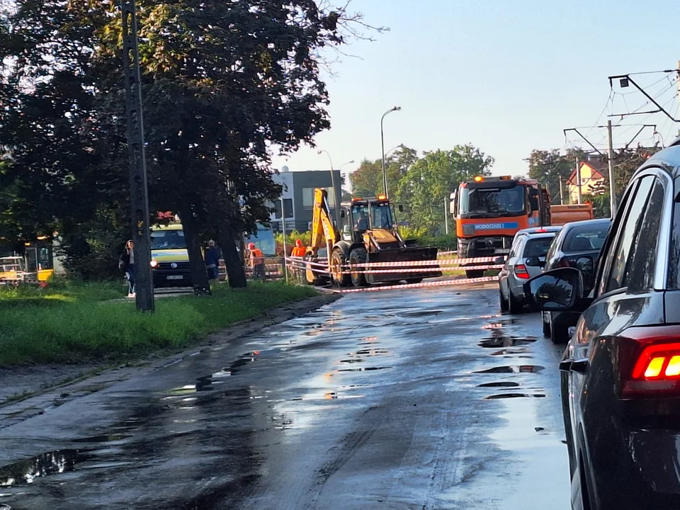 Awaria wodociągowa na Chojnach. Dowóz wody beczkowozem, MPK Łódź zmieniło swoje trasy - Zdjęcie główne