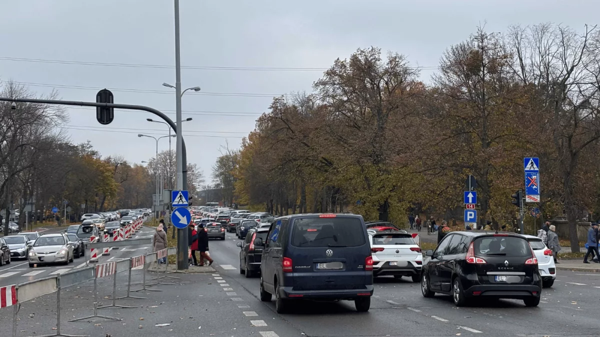 Ulice wokół cmentarza na Dołach pękają w szwach. Kierowcy, uzbrójcie się w cierpliwość [ZDJĘCIA] - Zdjęcie główne