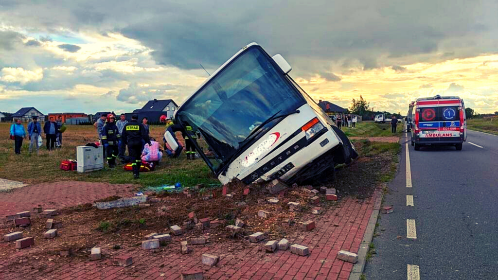 Groźny wypadek z udziałem autokaru. Przewoził 21 osób, 7 z nich w szpitalu [ZDJĘCIA] - Zdjęcie główne