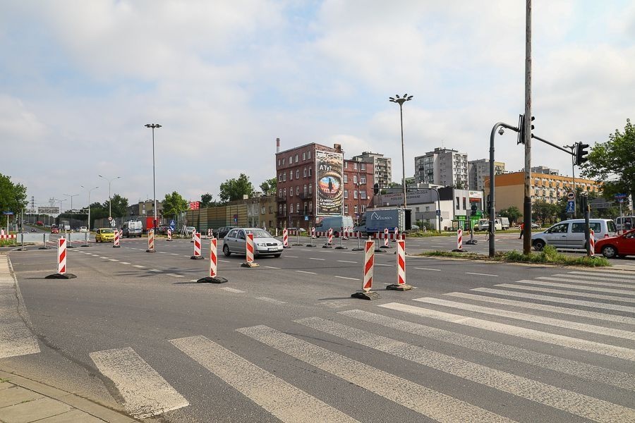 Remont świateł na skrzyżowaniu Obywatelska / Jana Pawła II. Nie ma dnia bez stłuczki i to mimo prostej drogi  (fot. Michał Pietrzak - TuŁódź.pl)