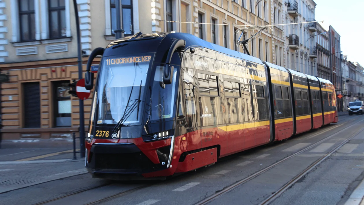 Ruch tramwajów na ulicy Kilińskiego został całkowicie zablokowany. Tramwaje jadące objazdem stanęły - Zdjęcie główne