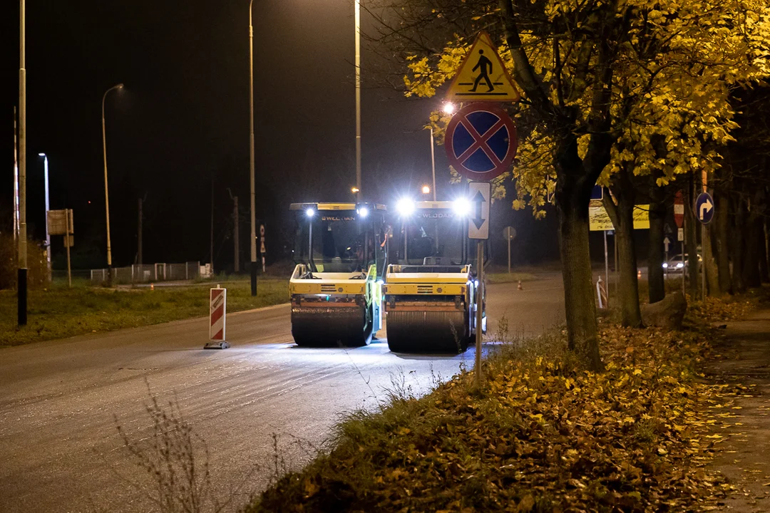 Ul. Maratońska w Łodzi. Prace trwają nawet późnym wieczorem
