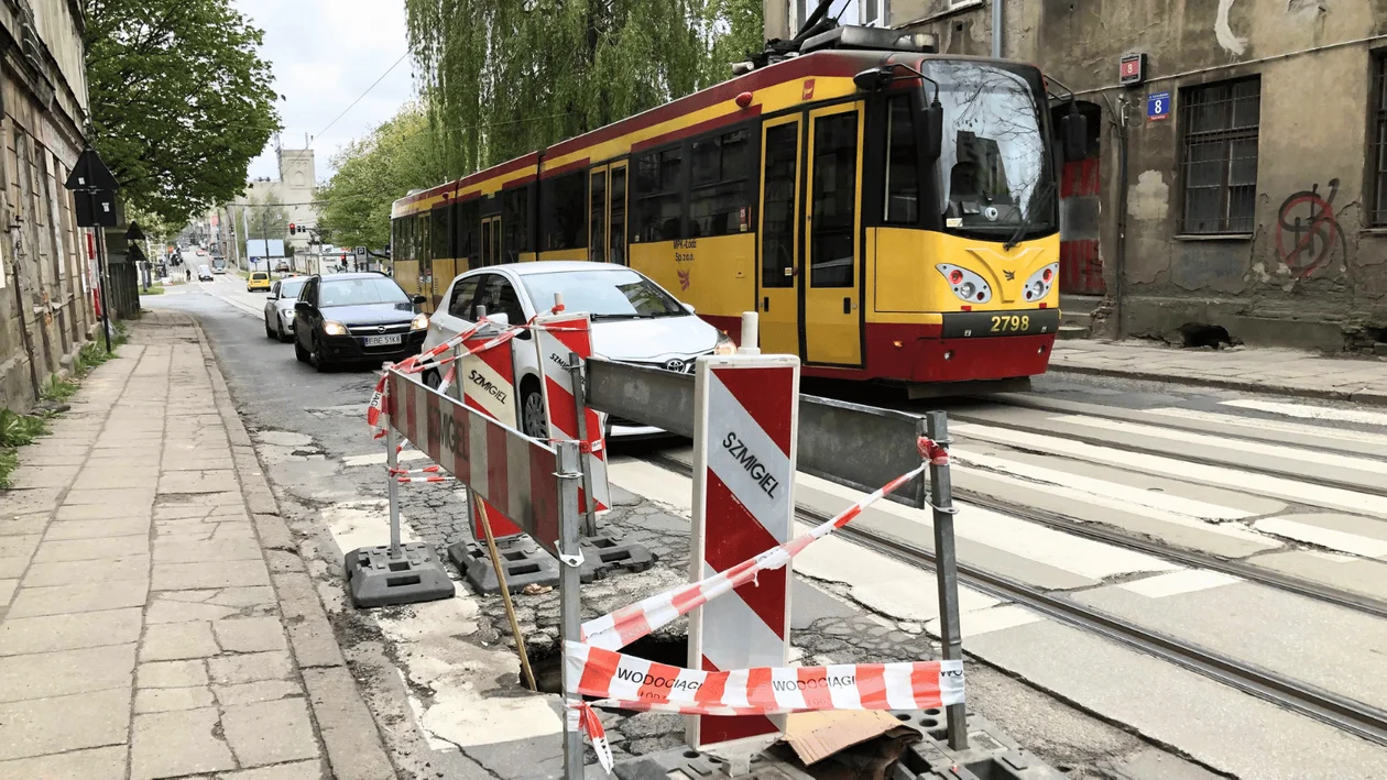 Na Franciszkańskiej w Łodzi zapadła się jezdnia. Tramwaje kursują objazdem [ZDJĘCIA] - Zdjęcie główne