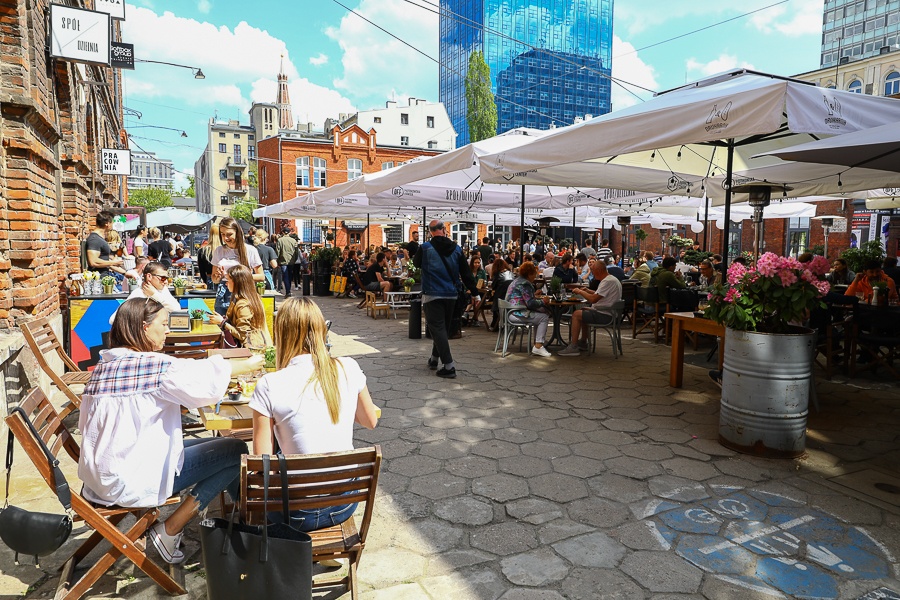 Piotrkowska Łódź. Łodzianie szturmem ruszyli do ogródków na Piotrkowskiej (fot. Michał Pietrzak - TuŁódź.pl)