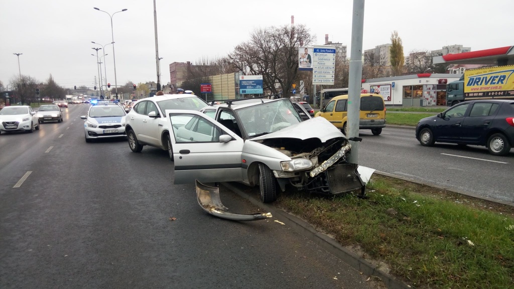 Kolizja na al. Włókniarzy, ucieczka z miejsca zdarzenia [ZDJĘCIA] - Zdjęcie główne