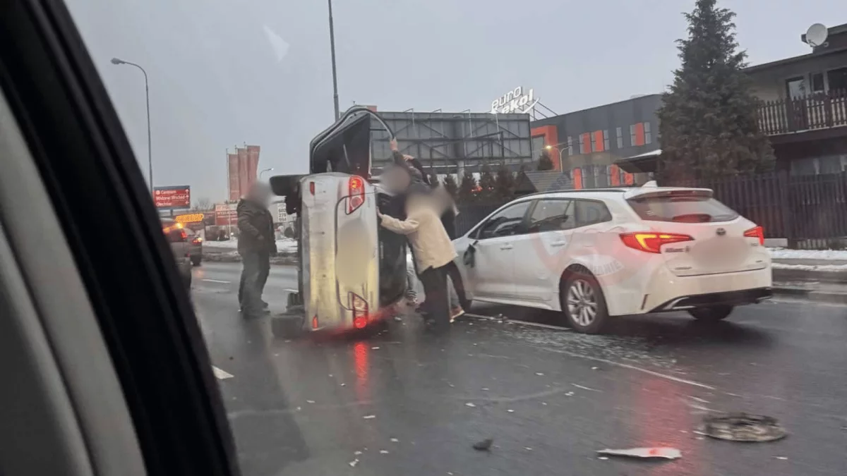 Wypadek na trasie W-Z. Jeden z pojazdów się przewrócił. Jak doszło do tego zdarzenia? - Zdjęcie główne