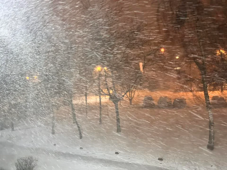 Burza śnieżna nad Łodzią. Śnieg, porywisty wiatr, paraliż na drogach - Zdjęcie główne