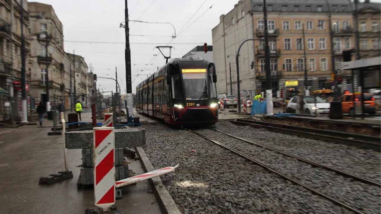 Przystanki MPK Łódź na Zachodniej do powiększenia. Podobne znajdziemy również w innych częściach Łodzi - Zdjęcie główne