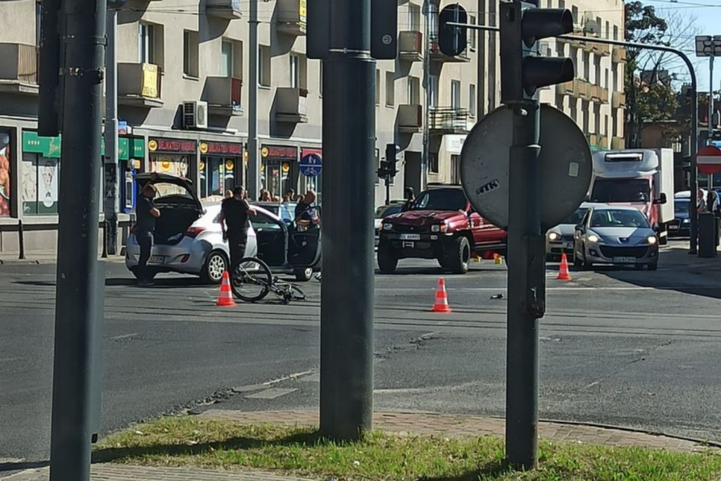 Łódź. Groźny wypadek z udziałem rowerzysty. Uwaga - zablokowane skrzyżowanie Kopcińskiego-Narutowicza - Zdjęcie główne