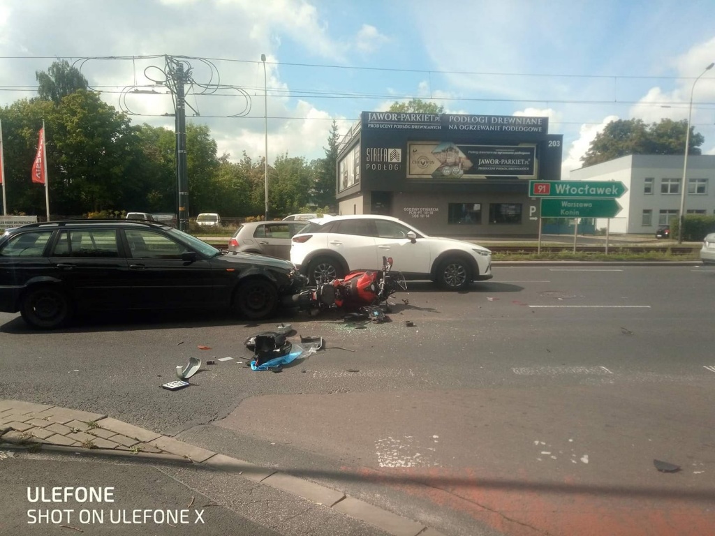 Wypadek na al. Włókniarzy w Łodzi. Pijany kierowca wjechał w motocyklistę - Zdjęcie główne