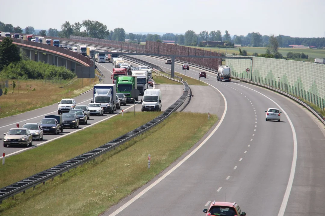 Utrudnienia na autostradzie A1. Kierowcy mogą jechać tylko dwoma pasami - Zdjęcie główne