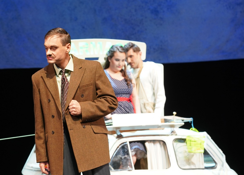 Scena Teatru Wielkiego pełna śpiewu, medykamentów i włoskiej motoryzacji, czyli relacja z premiery „Lo Speziale” (fot. Joanna Miklaszewska) |wiadomości łódzkie|Łódź|TuŁódź