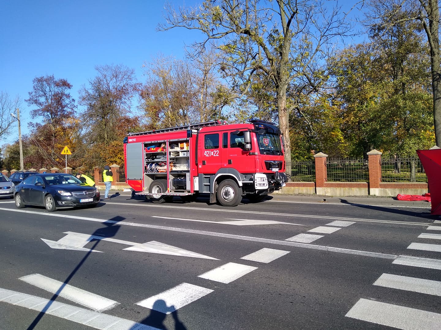 Śmiertelny wypadek pod Kutnem. Osobówka zderzyła się z ciągnikiem 