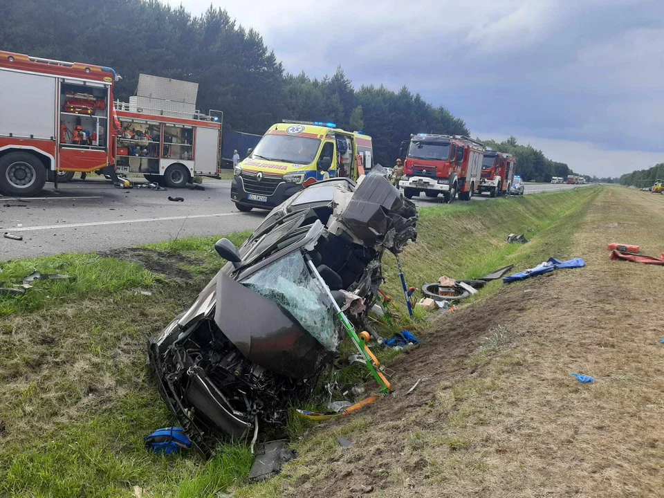 Tragedia w Łódzkiem. Tir zderzył się z busem. Są ofiary [ZDJĘCIA] - Zdjęcie główne