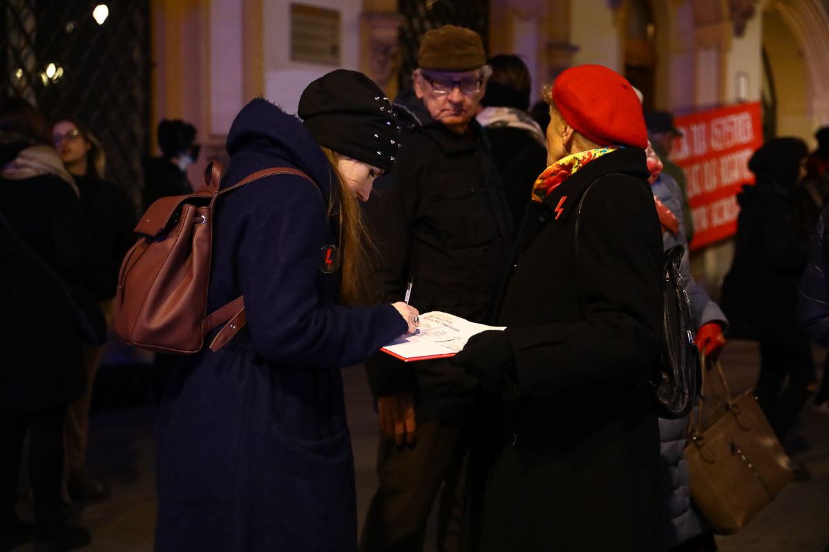 Pikieta pod siedzibą PiS na Piotrkowskiej w Łodzi