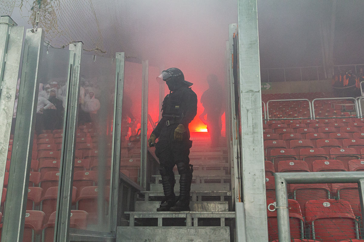 Derby Łodzi to nie tylko mecz. Race, próby konfrontacji kiboli i gaz na stadionie 