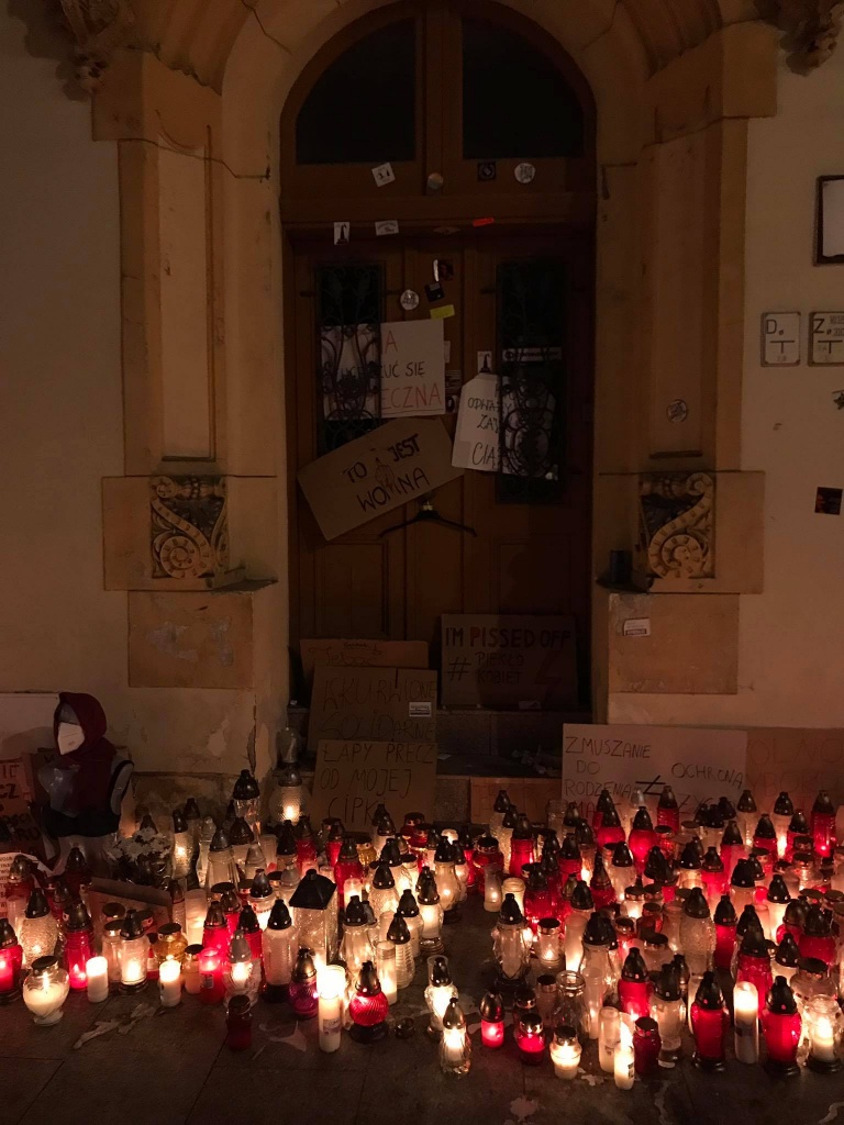 (Łódzka policja ustala kto odpowiada za utrzymanie porządku przed siedzibą PiS. Trwają czynności wyjaśniające (fot. Aga Szynk) |wiadomości łódzkie|Łódź|TuŁódź