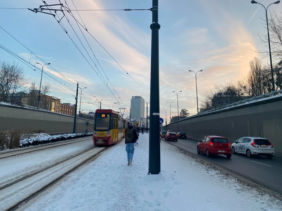 Utrudnienia w różnych częściach Łodzi. Stanęły tramwaje i autobusy MPK Łódź. To trudny poranek dla podróżnych - Zdjęcie główne