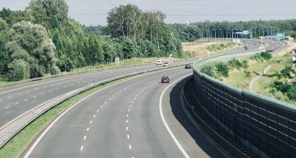 Niedaleko Łodzi wiatr przewrócił ciężarówkę na autostradzie A1 i wyłączył z użytkowania MOP-y - Zdjęcie główne