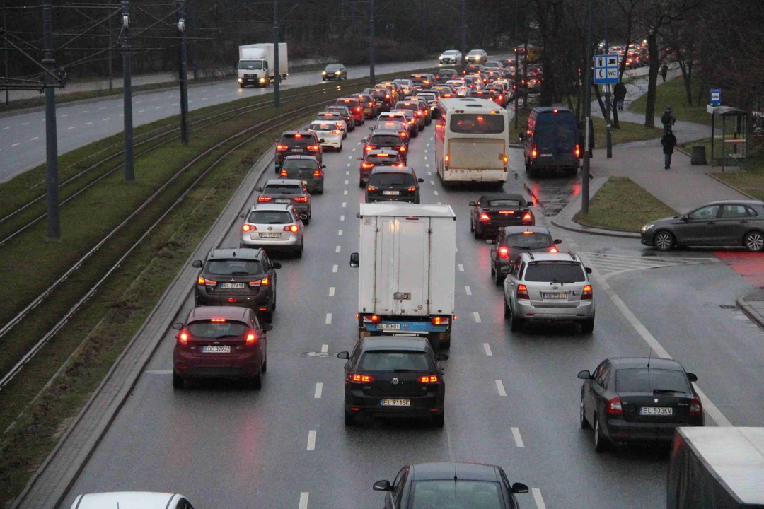 Czym najszybciej z jednego końca Łodzi na drugi? Jak wypadła komunikacja miejska? - Zdjęcie główne