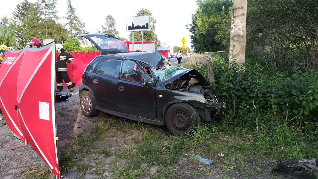 Śmiertelny wypadek pod Zgierzem. Czołowe zderzenie osobówki z samochodem ciężarowym  - Zdjęcie główne