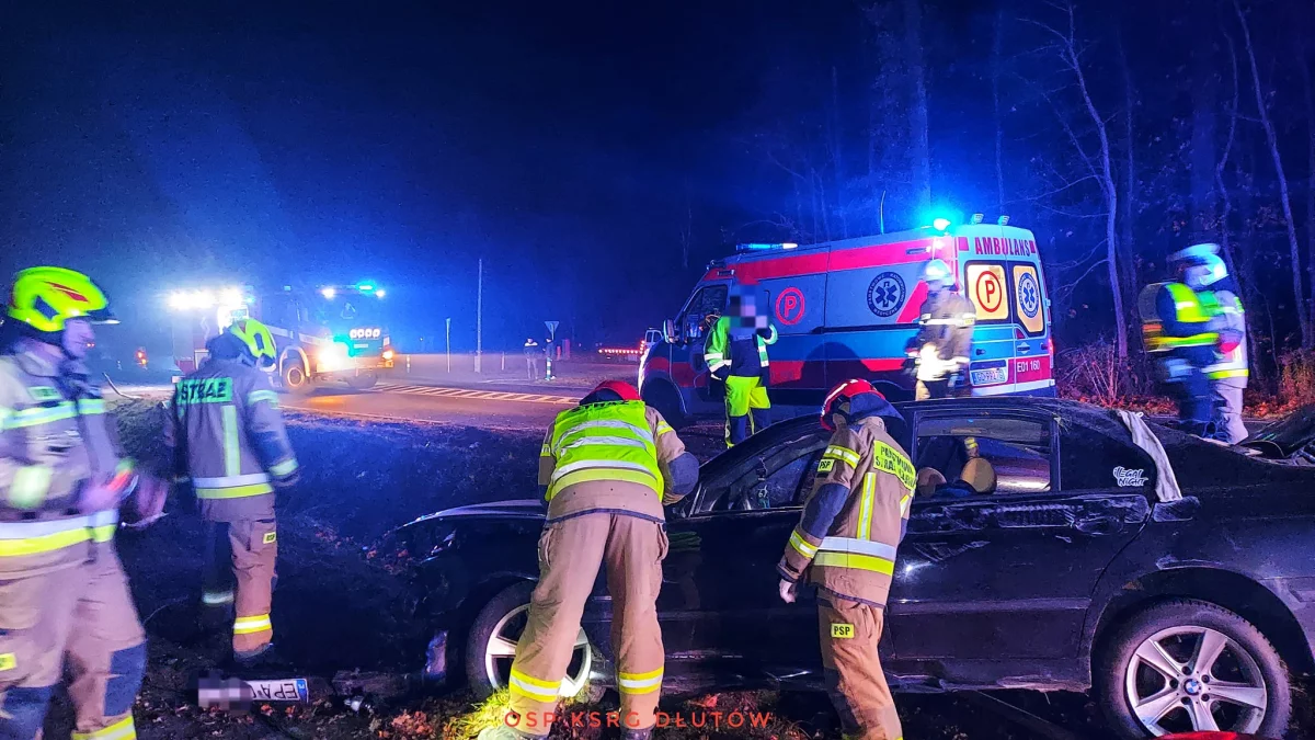 Nietypowy wypadek. BMW dachowało, a kierowca „skosił” znaki po drodze [ZDJĘCIA] - Zdjęcie główne