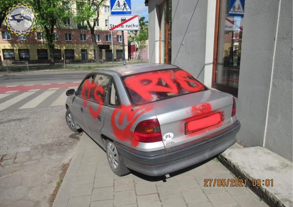 Auta Łódź. Wraki na łódzkich ulicach. Niektóre „perełki”wyglądają, jakby niszczały kilkanaście lat (fot. EKO Patrol Straży Miejskiej w Łodzi)