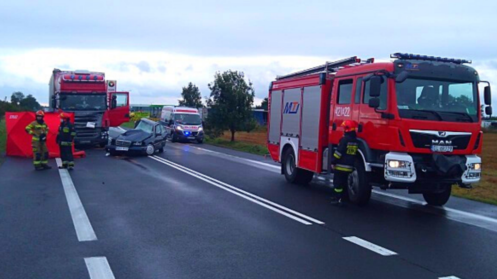 Czołowe zderzenie Mercedesa z TIR-em. Nie żyje 19-latka i 21-latek. Przeżył 10-letni chłopiec - Zdjęcie główne