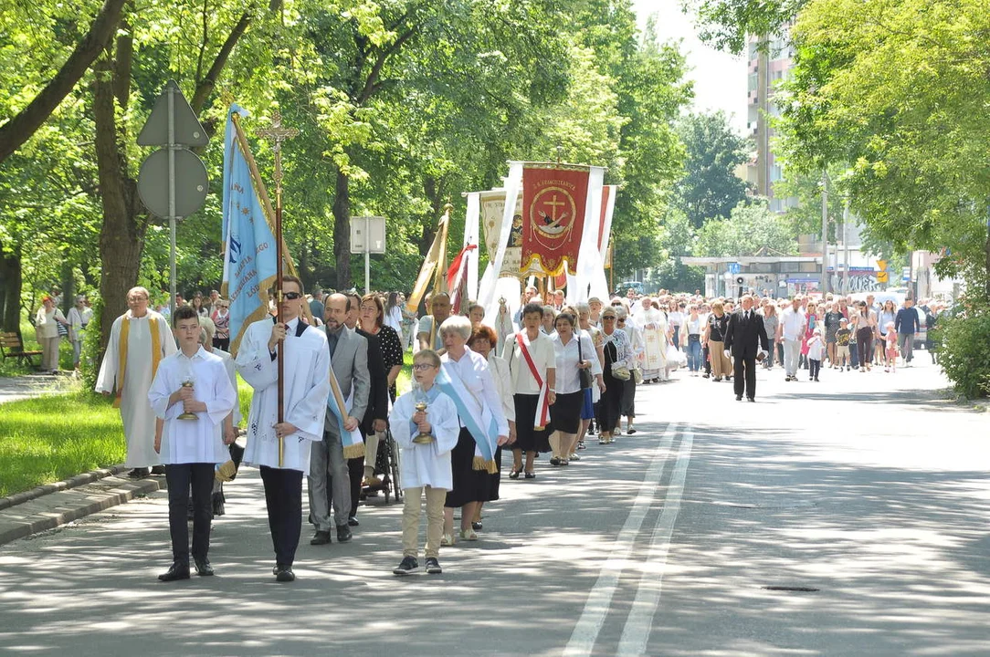 Procesja Bożego Ciała w jednej z łódzkich parafii. Były kwiaty i uroczyste śpiewy [galeria]  - Zdjęcie główne