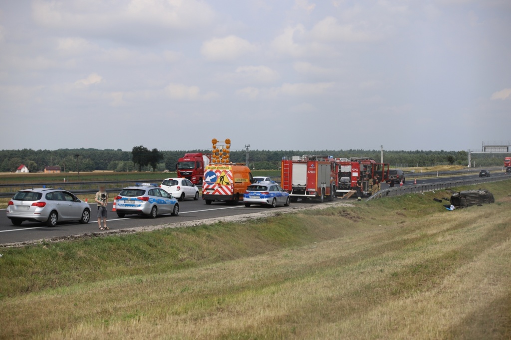 Wypadek Łódzkie. Do groźnego wypadku samochodowego doszło na autostradzie A1, na wysokości miejscowości Wieszczyce (fot. bnp) |wiadomości łódzkie | Łódź | TuŁódź