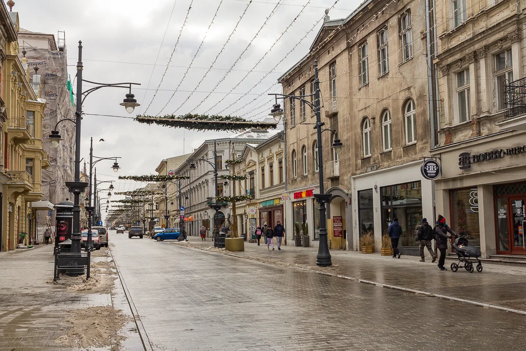 Ulica Piotrkowska w Łodzi to najdłuższy deptak w Polsce i jedna z najdłuższych ulic handlowych w Europie. Zobacz, jak się zmieniła