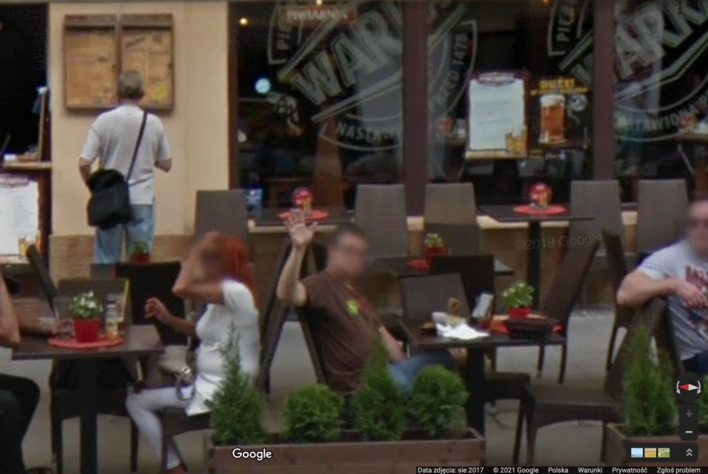 Wakacje na Piotrkowskiej w Łodzi przed pandemią! Kto odnajdzie się na zdjęciach w Google Street View? (fot. Google Street View)