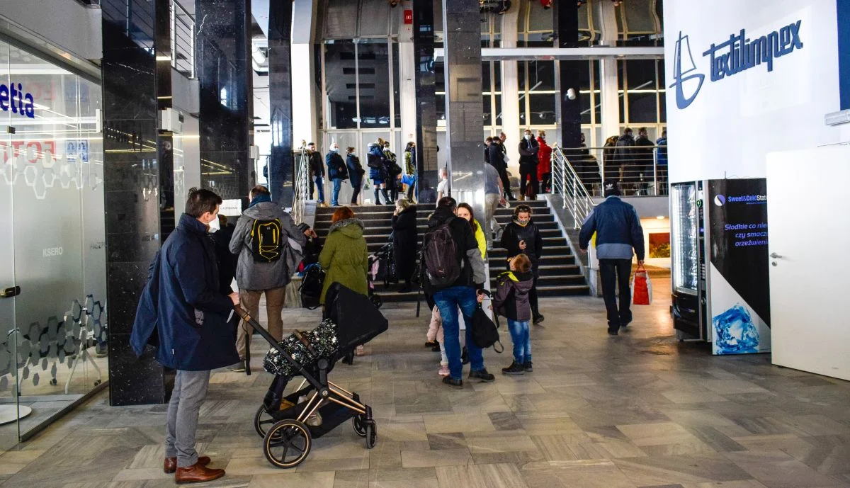 W oddziale paszportowym w Łodzi ustawiają się spore kolejki