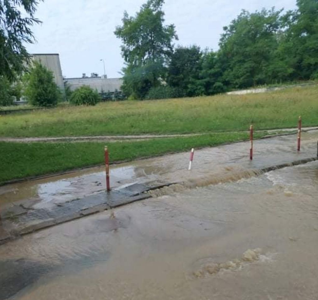 Burza Łódź. Gwałtowne ulewy i zalane ulice w Łodzi. Tramwaje MPK Łódź opóźnione (fot. Czytelnik)