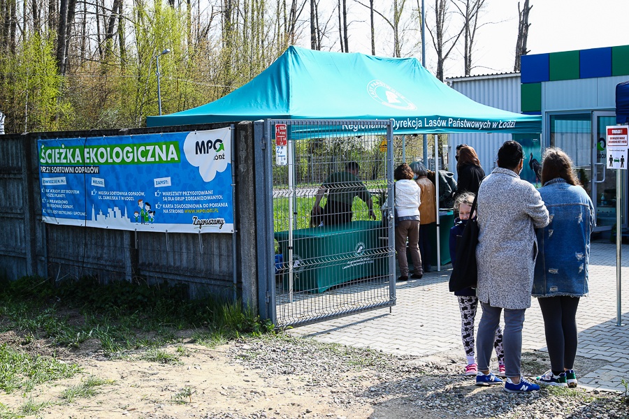 Łodzianie świętują Dzień Drzewa! Surowce i elektroodpady mieszkańcy zamienili na sadzonki [galeria] - Zdjęcie główne