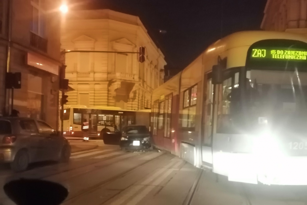 Łódź. Osobówka wykoleiła tramwaj na skrzyżowaniu Gdańskiej i Więckowskiego. Kierowca zignorował znak „stop”  - Zdjęcie główne