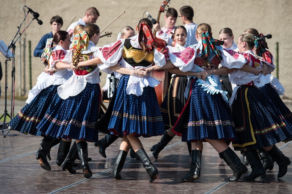 Dla miłośników folkloru w międzynarodowej obsadzie - Zdjęcie główne