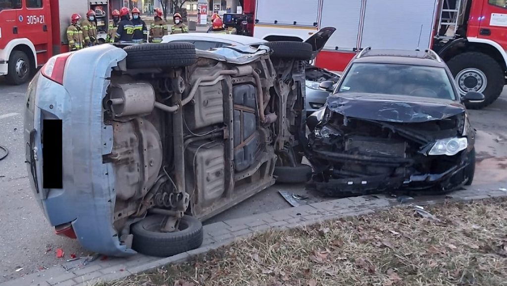 „Spektakularny” wypadek na Przybyszewskiego w Łodzi! Auto wylądowało na boku [zdjęcia] - Zdjęcie główne